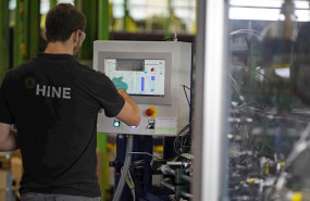 ep un trabajador en las instalaciones de grupo hine