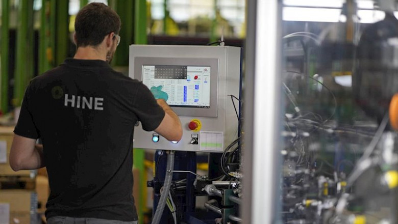 ep un trabajador en las instalaciones de grupo hine