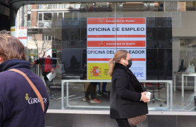 ep una mujer pasa por delante de una oficina de empleo en madrid
