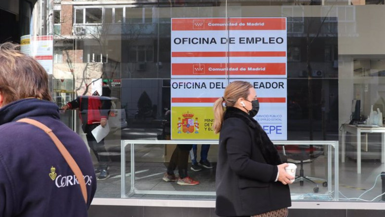 Marta Fernández Jara - Europa Press ep una mujer pasa por delante de una oficina de empleo en madrid