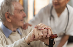 hombre mayor casual casa medico hombre mayor casual casa medico