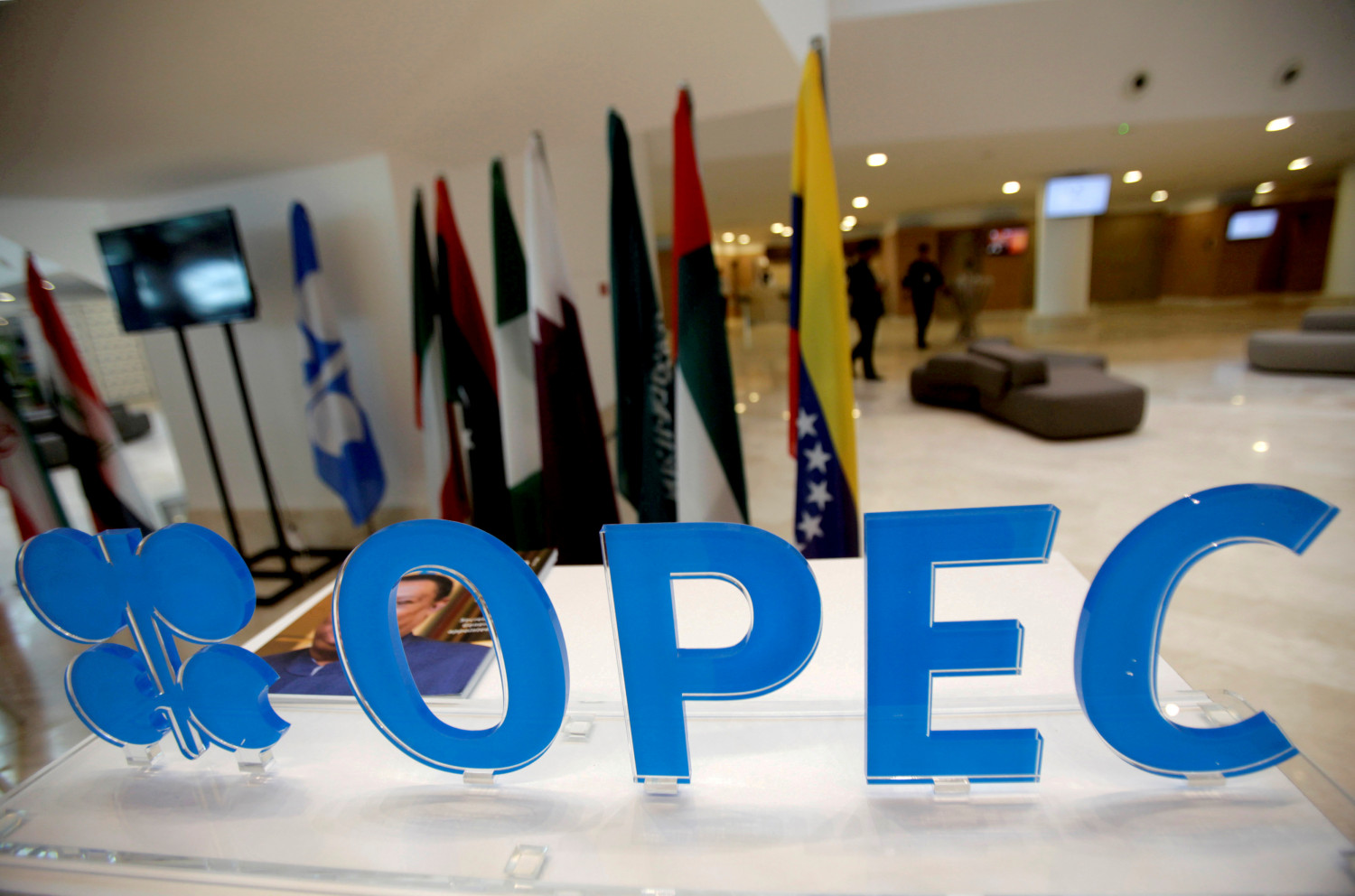 petrole l opep veut croire a un accord malgre le report des discussions 