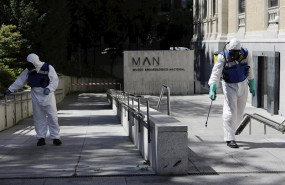 ep agentes de la ume desinfectan la entrada del museo arqueologico