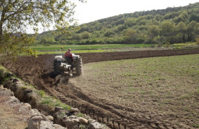 ep agricultor en su tractor