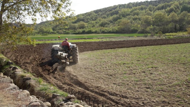 ep agricultor en su tractor