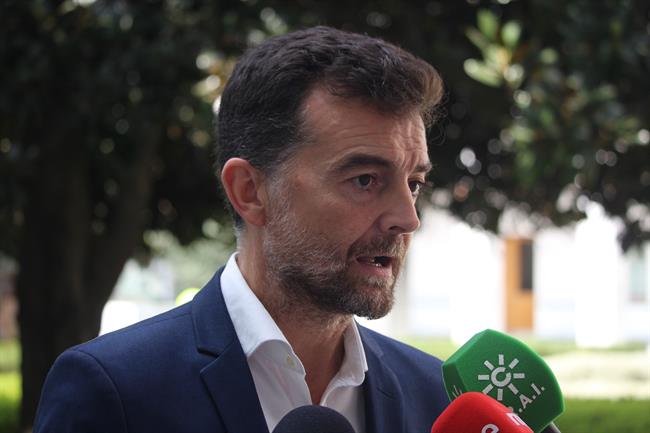 Antonio Maíllo, de IU, atendiendo a los medios | IULV-CA - Archivo ep antonio maillo de iu atendiendolos medios
