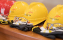 ep archivo   cascos con el logo de arcelormittal