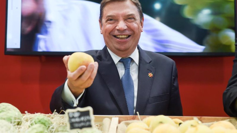 ep archivo el ministro de agricultura y pesca luis planas sostiene una peza de fruta en su visita ep archivo el ministro de agricultura y pesca luis planas sostiene una peza de fruta en su visita