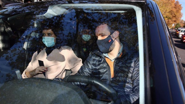 ep archivo   el presidente del pp pablo casado conduce un coche acompanado de la presidenta de la