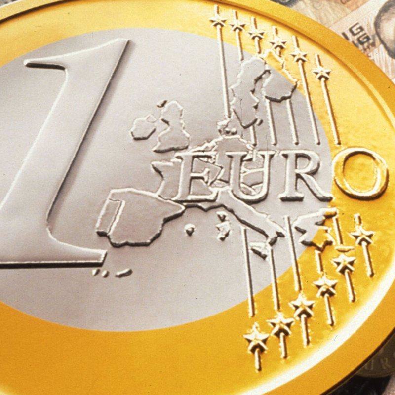 El euro cae a su nivel más bajo en dos años tras unos PMIs desalentadores