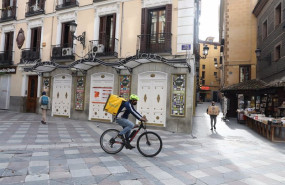 ep archivo   imagen de un repartidor a domicilio en las calles de madrid