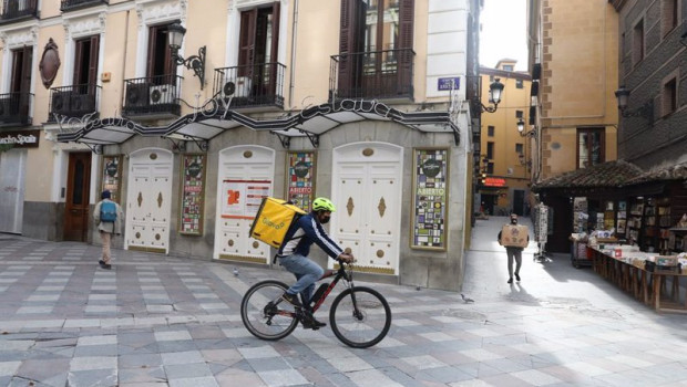 ep archivo   imagen de un repartidor a domicilio en las calles de madrid