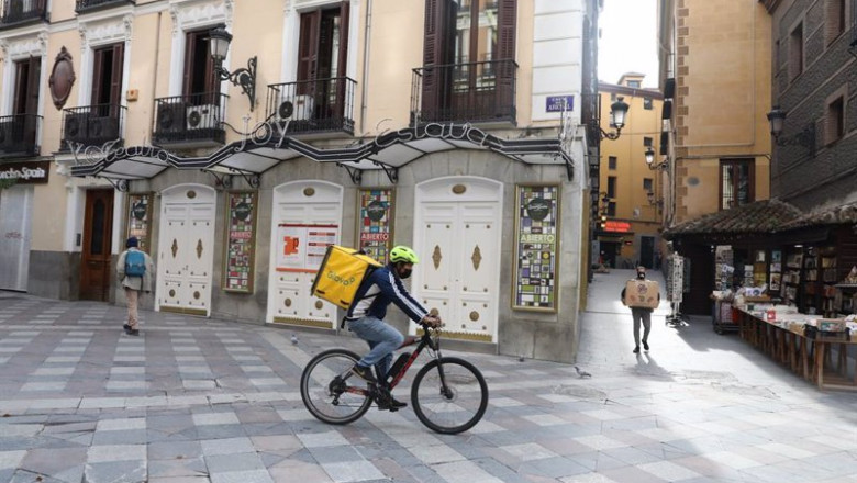 ep archivo   imagen de un repartidor a domicilio en las calles de madrid
