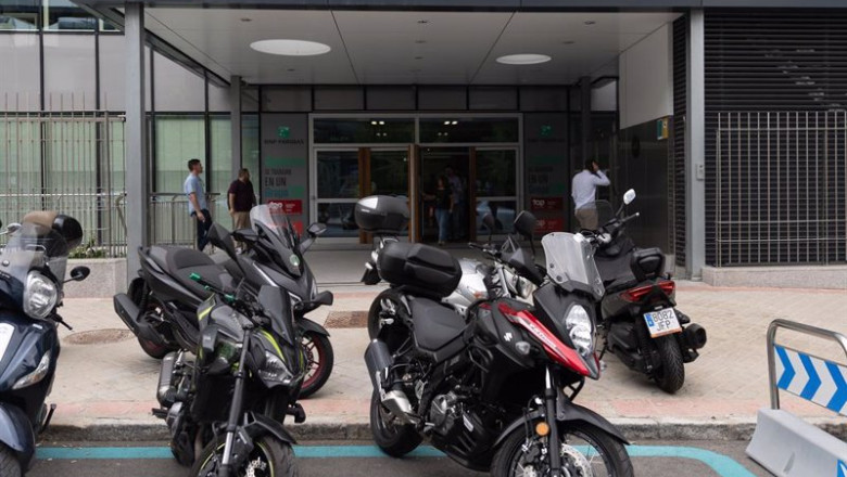 ep archivo motos aparcadas frente a una de las oficinas de bnp paribas a 7 de junio de 2024 en ep archivo motos aparcadas frente a una de las oficinas de bnp paribas a 7 de junio de 2024 en