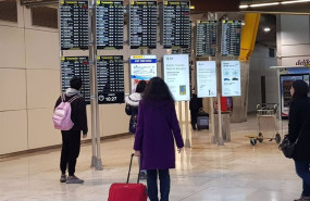 ep archivo   pasajeros en paneles del aeropuerto de madrid  barajas