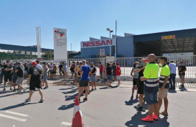 ep archivo   trabajadores ante la fabrica de nissan en montcada i reixac barcelona antes de la