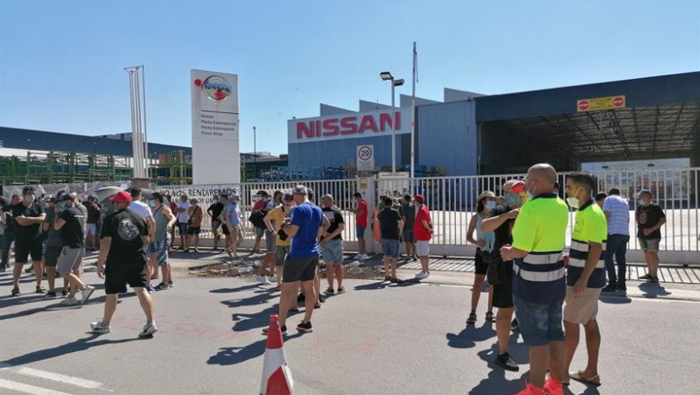 Archivo - Trabajadores ante la fábrica de Nissan en Montcada i Reixac (Barcelona), antes de la asamblea para votar el acuerdo de cierre con la dirección. | EUROPA PRESS - Archivo ep archivo trabajadores ante la fabrica de nissan en montcada i reixac barcelona antes de la