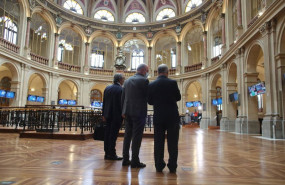 ep archivo   tres hombres observan valores economicos en el palacio de la bolsa a 13 de mayo de 2021