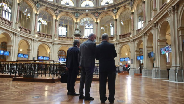 ep archivo   tres hombres observan valores economicos en el palacio de la bolsa a 13 de mayo de 2021