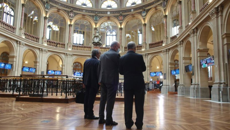 ep archivo   tres hombres observan valores economicos en el palacio de la bolsa a 13 de mayo de 2021