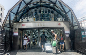 ep archivo   turistas con maletas a 1 de julio de 2025 en madrid espana