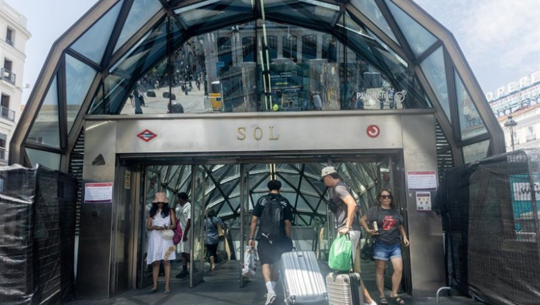 ep archivo   turistas con maletas a 1 de julio de 2025 en madrid espana