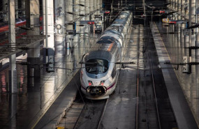 ep archivo   un ave estacionado en la estacion de atocha almudena grandes a 26 de marzo de 2025 en