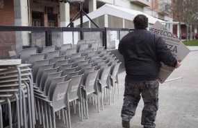 ep archivo un camarero colocando las sillas de una terraza en pamplona ep archivo un camarero colocando las sillas de una terraza en pamplona