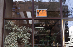 ep archivo   un cartel de se vende piso en un portal de la ciudad de madrid