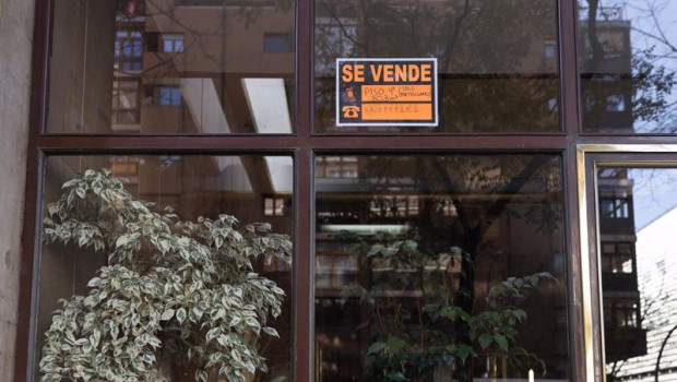 ep archivo   un cartel de se vende piso en un portal de la ciudad de madrid