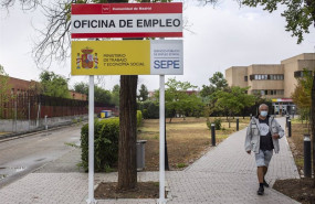 ep archivo   un hombre en las inmediaciones de una oficina del sepe