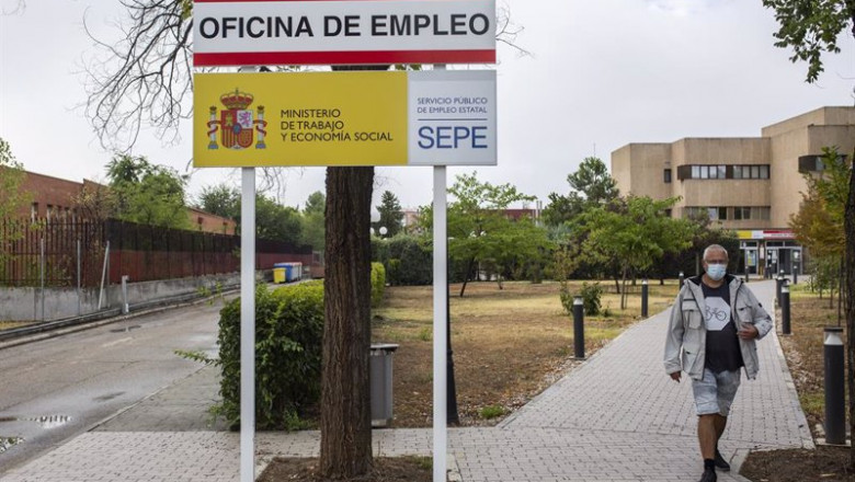 ep archivo   un hombre en las inmediaciones de una oficina del sepe