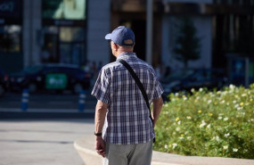 ep archivo   un pensionista caminando por una calle de madrid