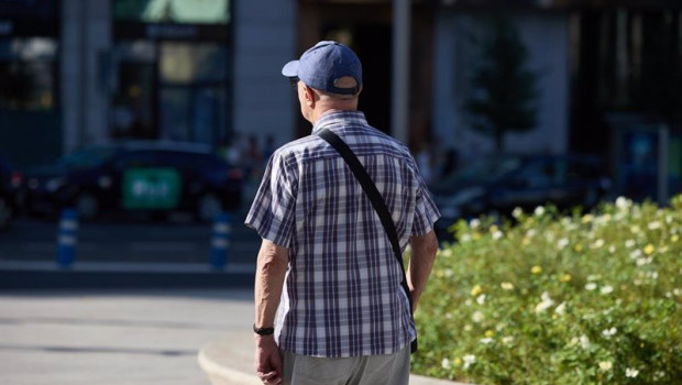 ep archivo un pensionista caminando por una calle de madrid ep archivo un pensionista caminando por una calle de madrid