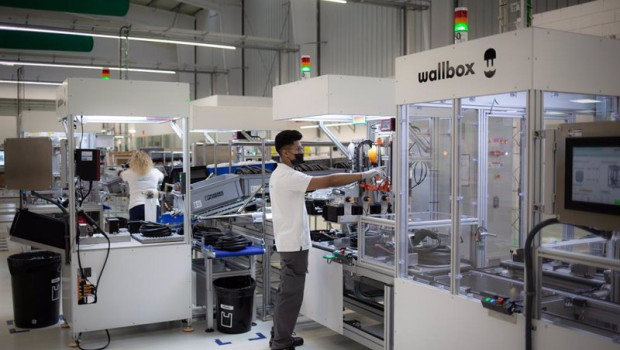 ep archivo   un trabajador en la nueva planta de wallbox a 20 de abril de 2022 en barcelona