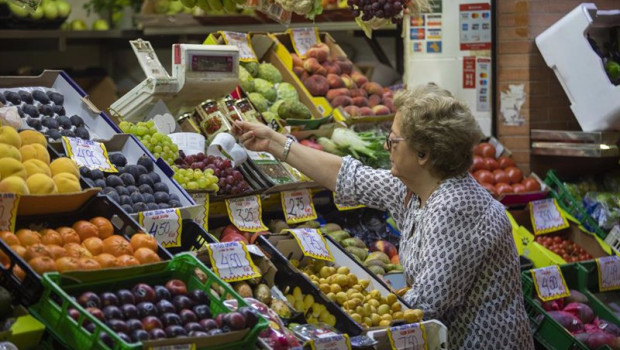 ep archivo   una mujer compra en uno de los puestos del mercado de abastos de triana en sevilla foto