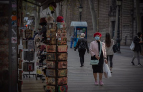 ep archivo   una mujer frente a una tienda de articulos turisticos en barcelona catalunya espana