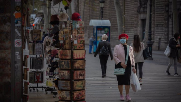 ep archivo   una mujer frente a una tienda de articulos turisticos en barcelona catalunya espana