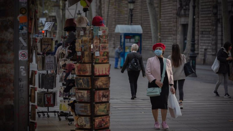 ep archivo   una mujer frente a una tienda de articulos turisticos en barcelona catalunya espana