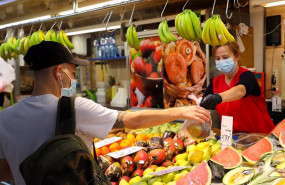 ep archivo   una trabajadora de una fruteria del mercado central de valencia atiende a un cliente
