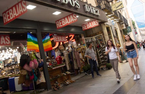 ep archivo   varias personas caminan con bolsas en las rebajas de este verano