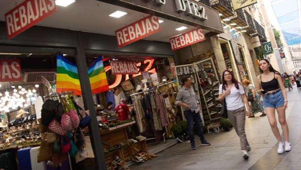 ep archivo   varias personas caminan con bolsas en las rebajas de este verano