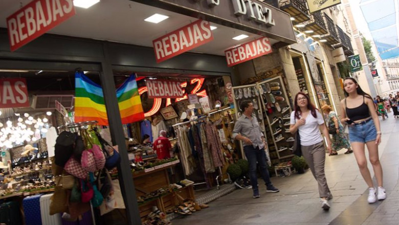 Varias personas caminan con bolsas en las rebajas de este verano. | Jesús Hellín - Europa Press - Archivo ep archivo varias personas caminan con bolsas en las rebajas de este verano