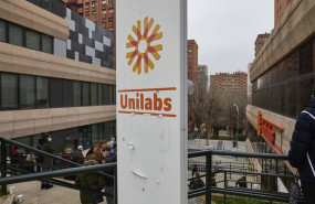 ep archivo   varias personas hacen cola en las inmediaciones de los laboratorios unilabs situados en