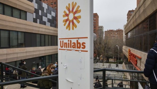 ep archivo   varias personas hacen cola en las inmediaciones de los laboratorios unilabs situados en