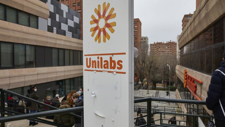 ep archivo   varias personas hacen cola en las inmediaciones de los laboratorios unilabs situados en