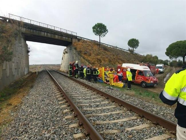 Atención a los heridos en el descarrilamiento de un tren cerca de Arahal | EUROPA PRESS/112 ANDALUCÍA ep atencionlos heridosdescarrilamientoun tren cercaarahal