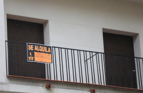 ep cartel en una terraza que anuncia el alquiler de una casa en madrid espana a 31 de marzo de 2020
