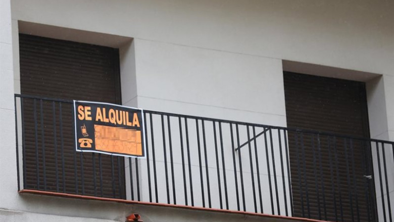 ep cartel en una terraza que anuncia el alquiler de una casa en madrid espana a 31 de marzo de 2020