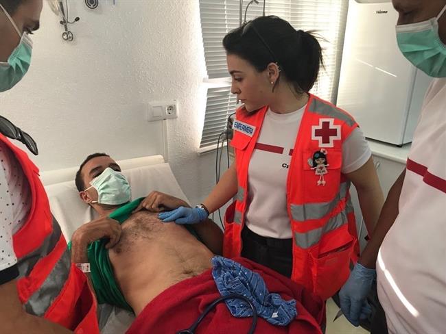 ep cruz roja atendiendounolos inmigrantes